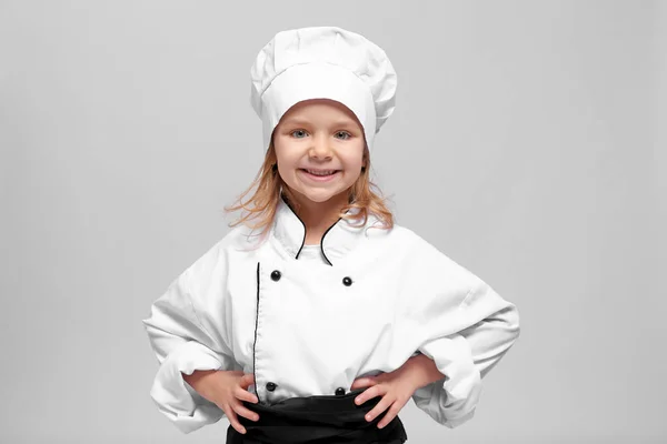 Menina bonito em uniforme chef — Fotografia de Stock