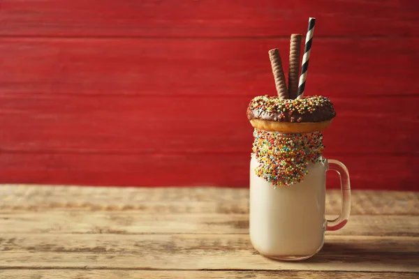 ミルクセーキ、ドーナツなどのお菓子 — ストック写真
