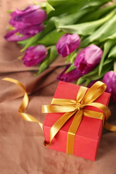 Подарункова коробка з тюльпанами — стокове фото
