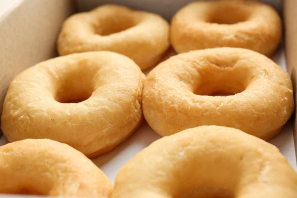 Deliciosos donuts em caixa de papelão — Fotografia de Stock