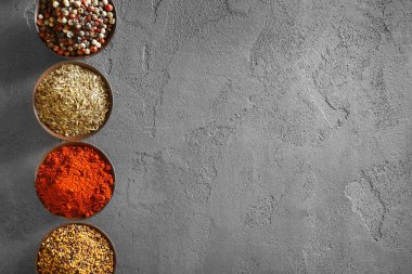 kase içinde farklı baharatlar