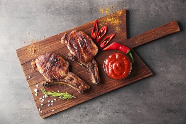 Izgara et sosu ve biber ile 