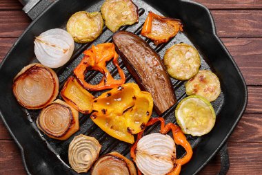 Dökme demir ızgara sebzeler ile pan 