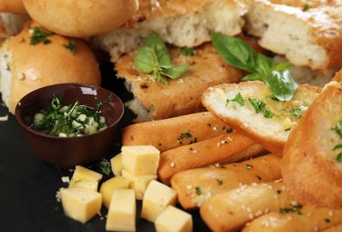 Sarımsak ve otlar ile lezzetli ekmek yapım ürünleri