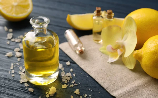 Composición del spa con aceite esencial de limón — Foto de Stock