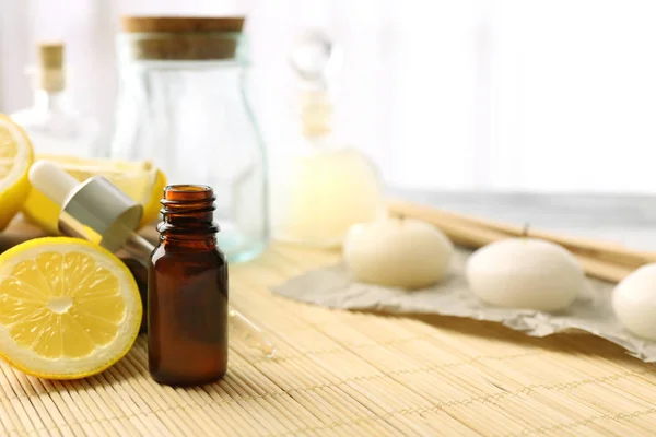 Composición del spa con aceite esencial de limón — Foto de Stock