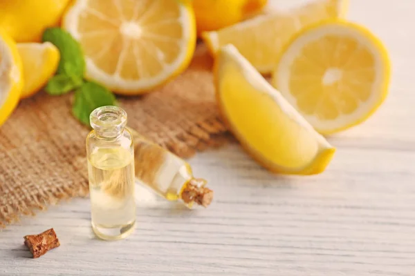 Composición del spa con aceite esencial de limón —  Fotos de Stock