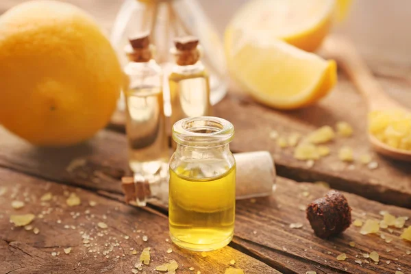 Composición del spa con aceite esencial de limón — Foto de Stock