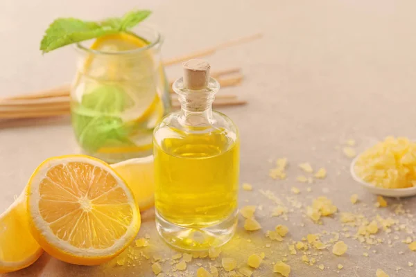 Composición del spa con aceite esencial de limón — Foto de Stock