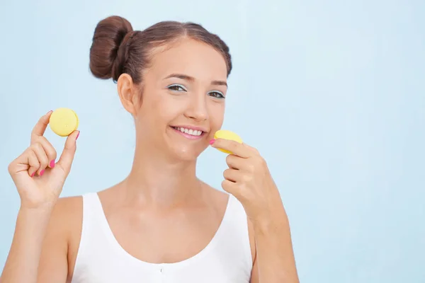 Jolie fille avec macaron — Photo