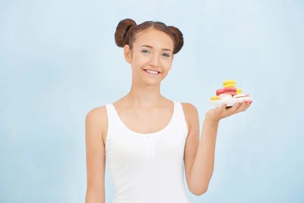 Schattig meisje met macarons — Stockfoto