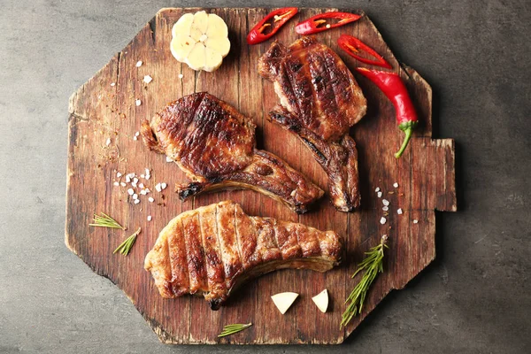 Мясо на гриле с чесноком и перцем чили — стоковое фото