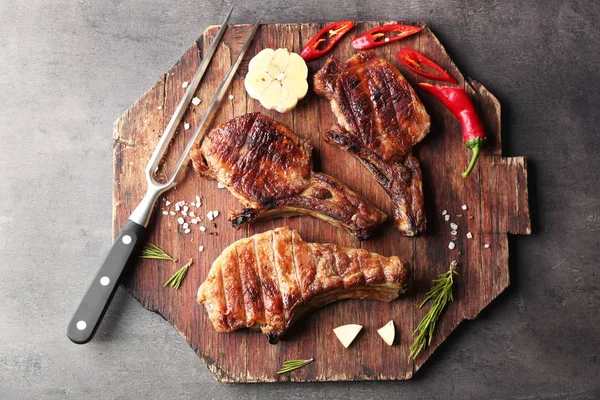 Gegrild vlees met knoflook en chilipeper — Stockfoto