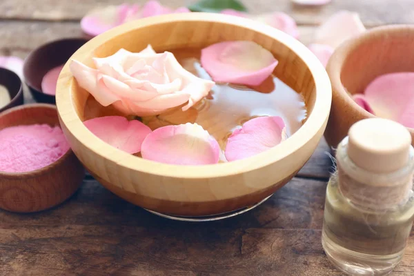 Ätherische Öle mit Rosenblüten — Stockfoto
