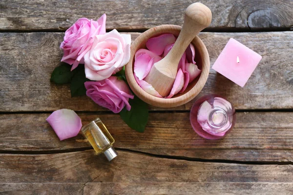 Aceites esenciales con pétalos de rosa —  Fotos de Stock