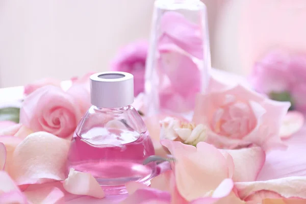 Эфирное масло с лепестками роз — стоковое фото