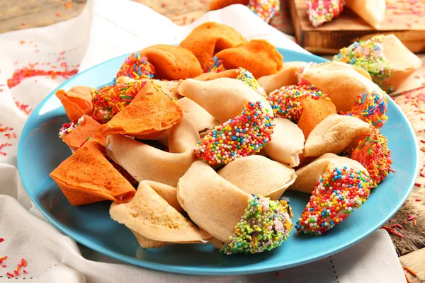 Fal kurabiyesi mavi plaka üzerinde