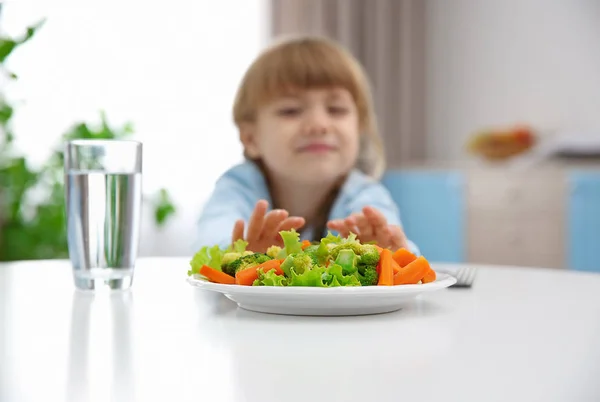 Salata yemek reddederek kız — Stok fotoğraf
