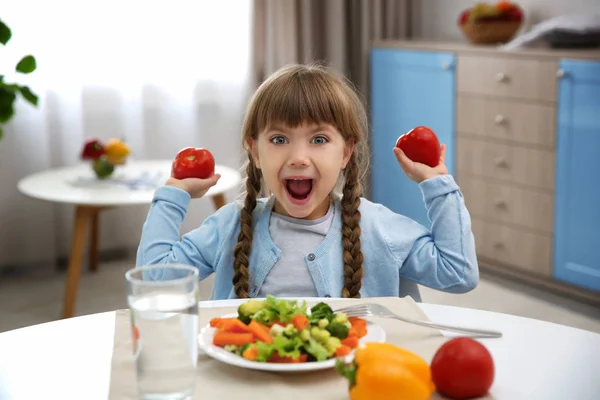 Girl playing with vegetables — Stock Photo, Image