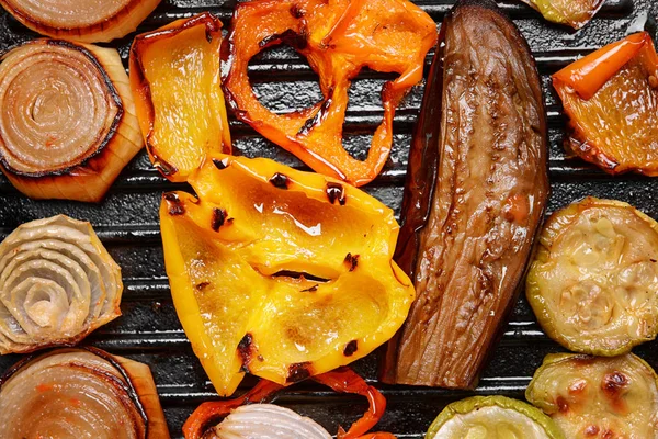 Eisengusspfanne mit gegrilltem Gemüse — Stockfoto