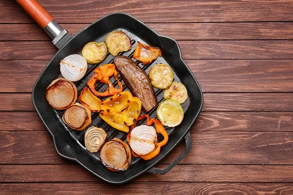Iron cast pan with grilled vegetables — Stock Photo, Image