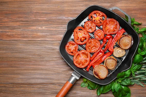 Iron cast pan with grilled vegetables — Stock Photo, Image