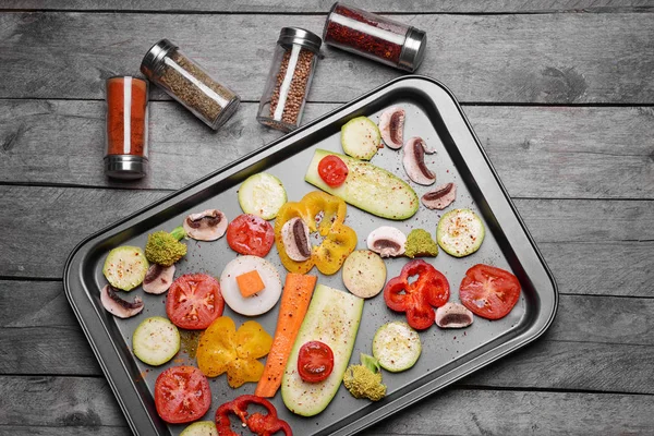 Baking tray with raw vegetables — Stock Photo, Image