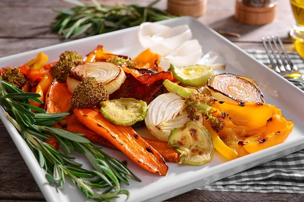 Teller mit gegrilltem Gemüse — Stockfoto