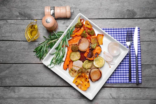 Teller mit gegrilltem Gemüse — Stockfoto