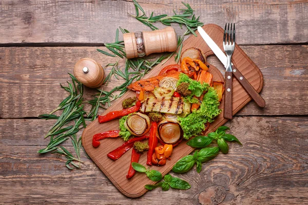 Verduras a la parrilla en tabla de cortar —  Fotos de Stock