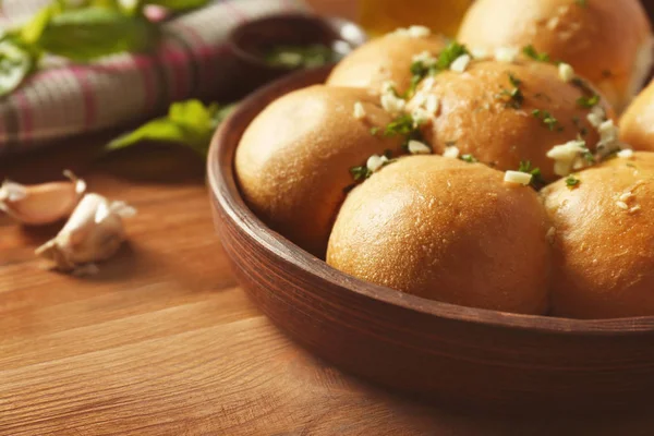 Wooden bowl with tasty garlic bread rolls — Stock Photo, Image