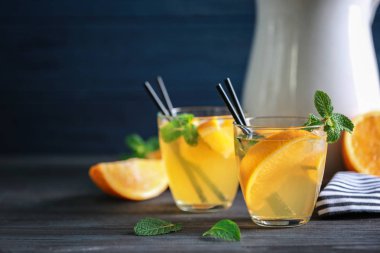 İki bardak taze limonata ile 