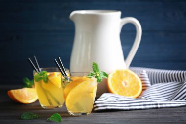 İki bardak taze limonata ile