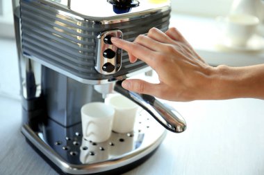 Espresso kahve makinesi kadın