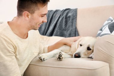 köpekli yakışıklı adam 