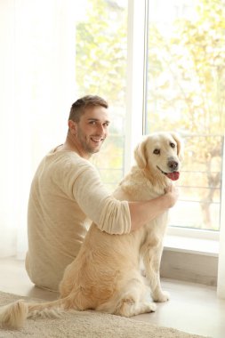 köpekli yakışıklı adam 