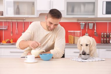 İnsan ve köpek kahvaltı keyfi 