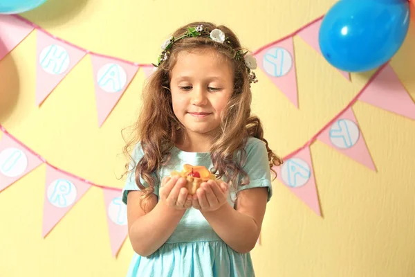 Leuke Verjaardag Meisje Met Lekkere Taart Thuis — Stockfoto