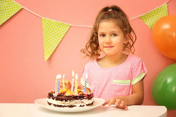 Menina Engraçada Com Bolo Aniversário — Fotografia de Stock