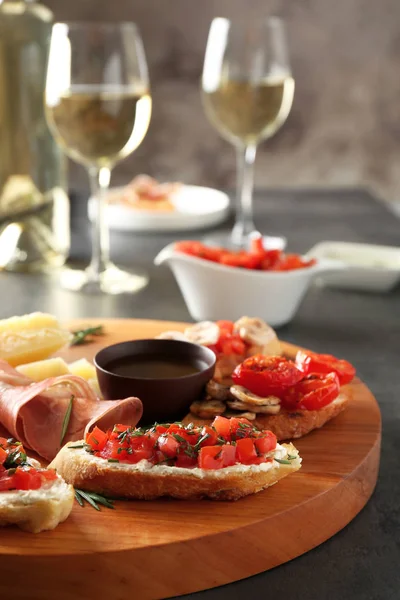 Sabroso bruschetta servido con vino blanco — Foto de Stock