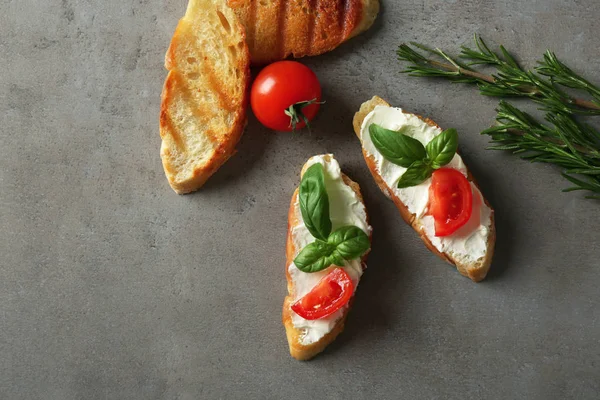 Bruschette saporite su grigio — Foto Stock