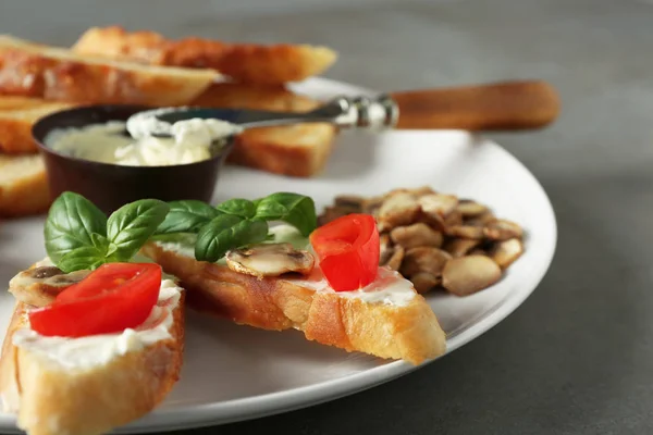 Smaczny Bruschetta na szary — Zdjęcie stockowe