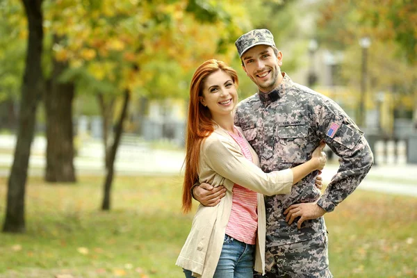 Солдат возз'єднався з дружиною — стокове фото