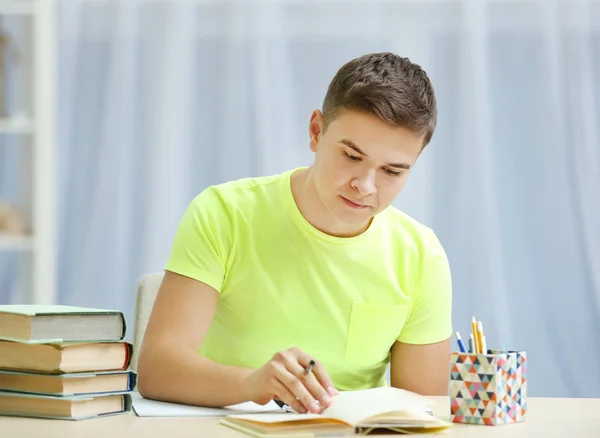 Étudiant faisant des devoirs — Photo