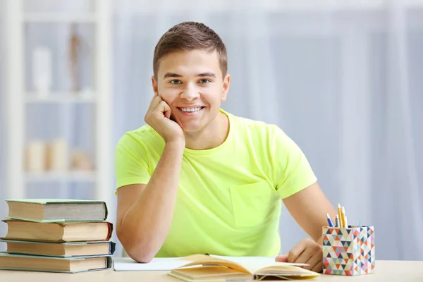 Student dělá domácí práce — Stock fotografie