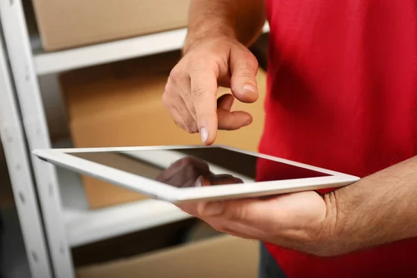 Jovem Empresário com tablet — Fotografia de Stock