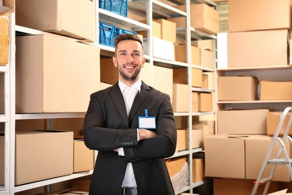 Jeune homme d'affaires à l'entrepôt — Photo