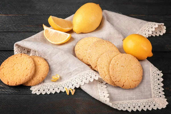 Лимонное печенье на салфетке — стоковое фото