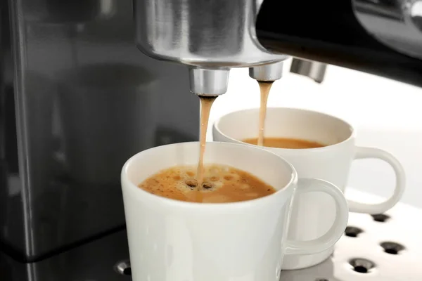 Espresso maken in koffiezetapparaat — Stockfoto