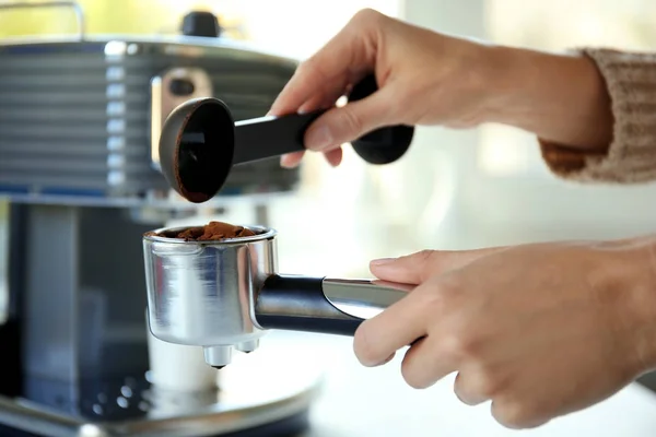 Vrouw espresso maken in koffiezetapparaat — Stockfoto